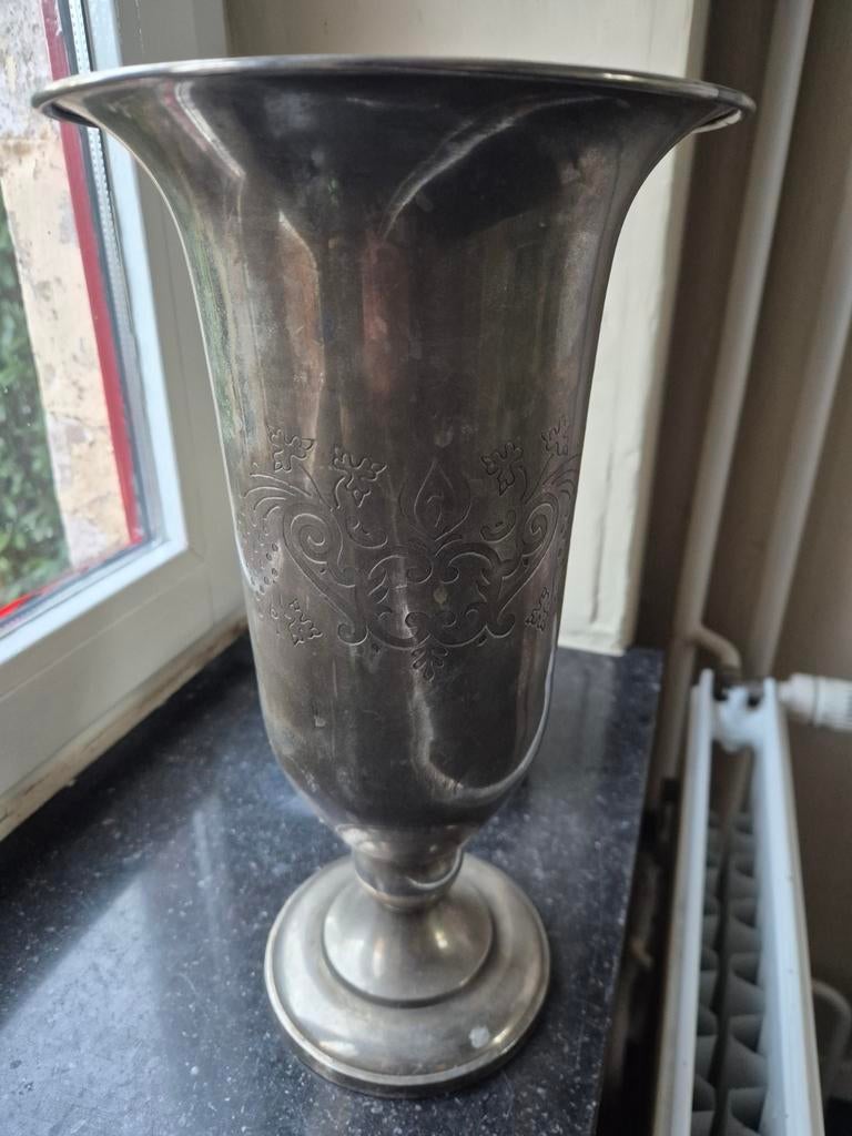 Decoratieve Zinken Vaas - 35 cm Hoog met Sierlijk Patroon, Ophalen