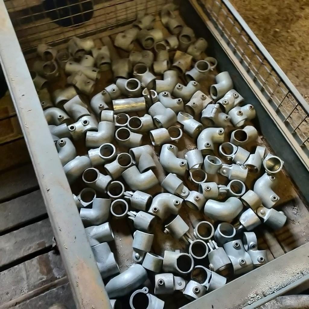 partij koppelingen voor buis 48 mm, Ophalen of Verzenden, Zo goed als nieuw, IJzer