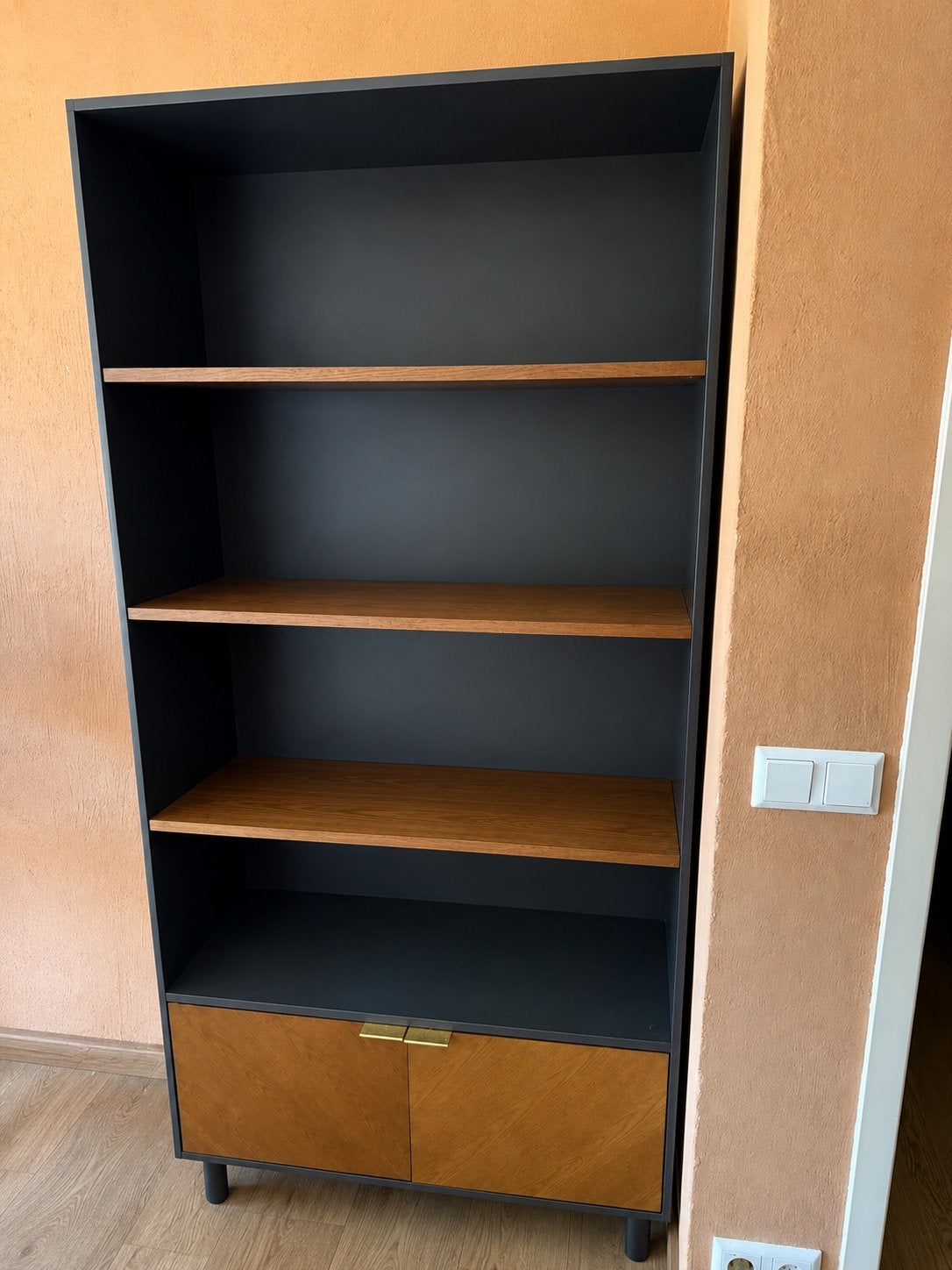 MADE Belgrave Bookshelf Stained oak Boekenkast, Huis en Inrichting, Kasten | Boekenkasten, Ophalen, Met plank(en), Eikenhout, 50 tot 100 cm