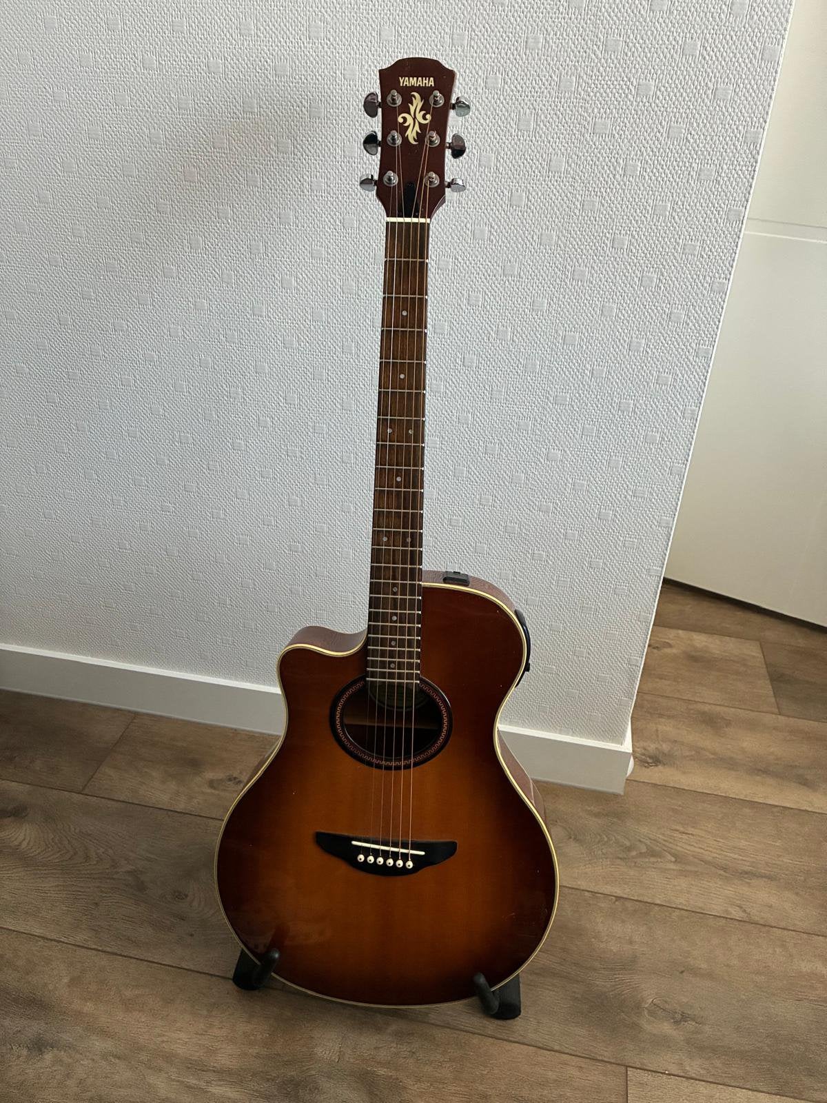 Linkshandige Yamaha akoestische gitaar, Ophalen, Zo goed als nieuw, Klassieke of Spaanse gitaar