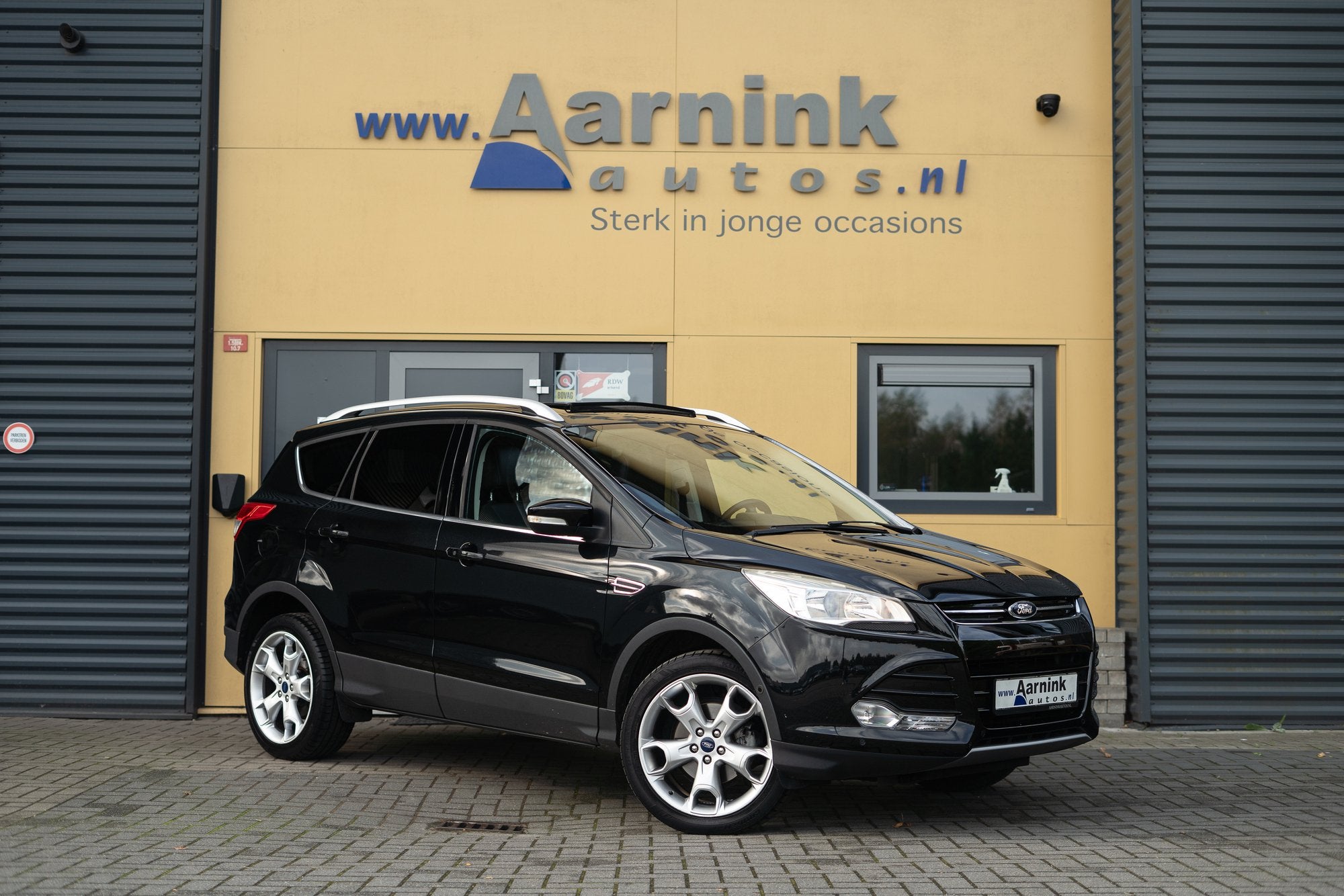 Ford Kuga 1.6 150 pk Titanium Trekhaak, navigatie, lederen b, Auto's, Gebruikt, 4 cilinders, Zwart, Origineel Nederlands
