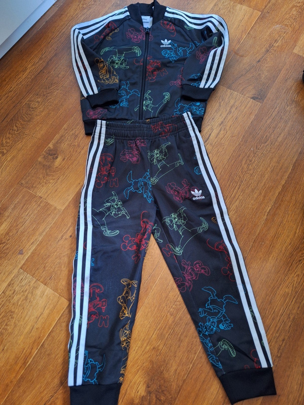 Adidas Disney trainingspak - Mickey & Goofy, Ophalen of Verzenden, Gebruikt, Adidas, Jongen of Meisje