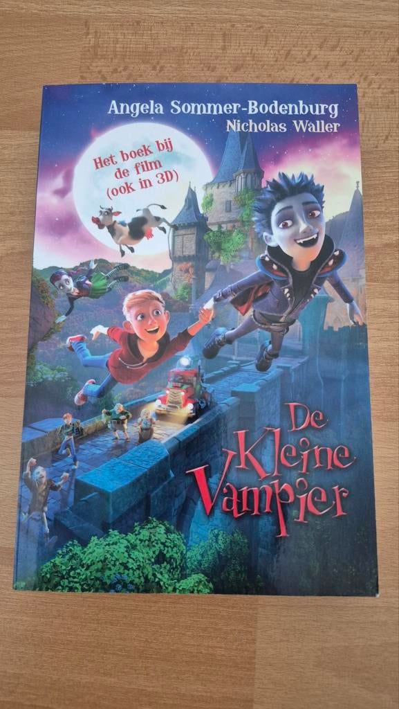 Angela Sommer-Bodenburg boek: De kleine vampier, Boeken, Fictie algemeen, Ophalen of Verzenden, Zo goed als nieuw, Angela Sommer-Bodenburg