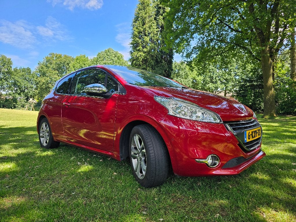 Sportieve Peugeot 208 1.2 VTi Allure, Auto's, Peugeot, Voorwielaandrijving, Euro 5, 31 €/maand, Leder en Stof