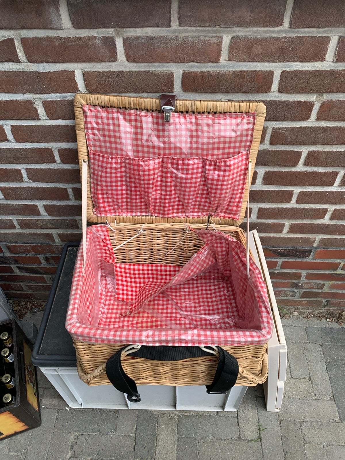 Grote rieten picknickmand met rood-wit geruite voering, Ophalen of Verzenden, Gebruikt, Zonder inhoud