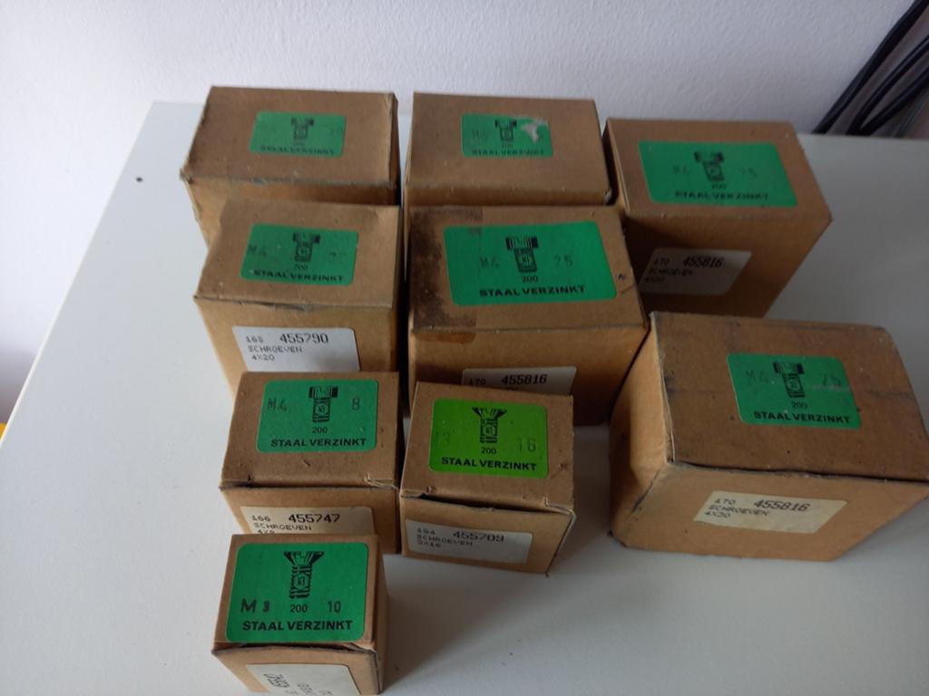 9 doosjes schroeven staal verzinkt verschillende maten, Ophalen of Verzenden, Schroeven