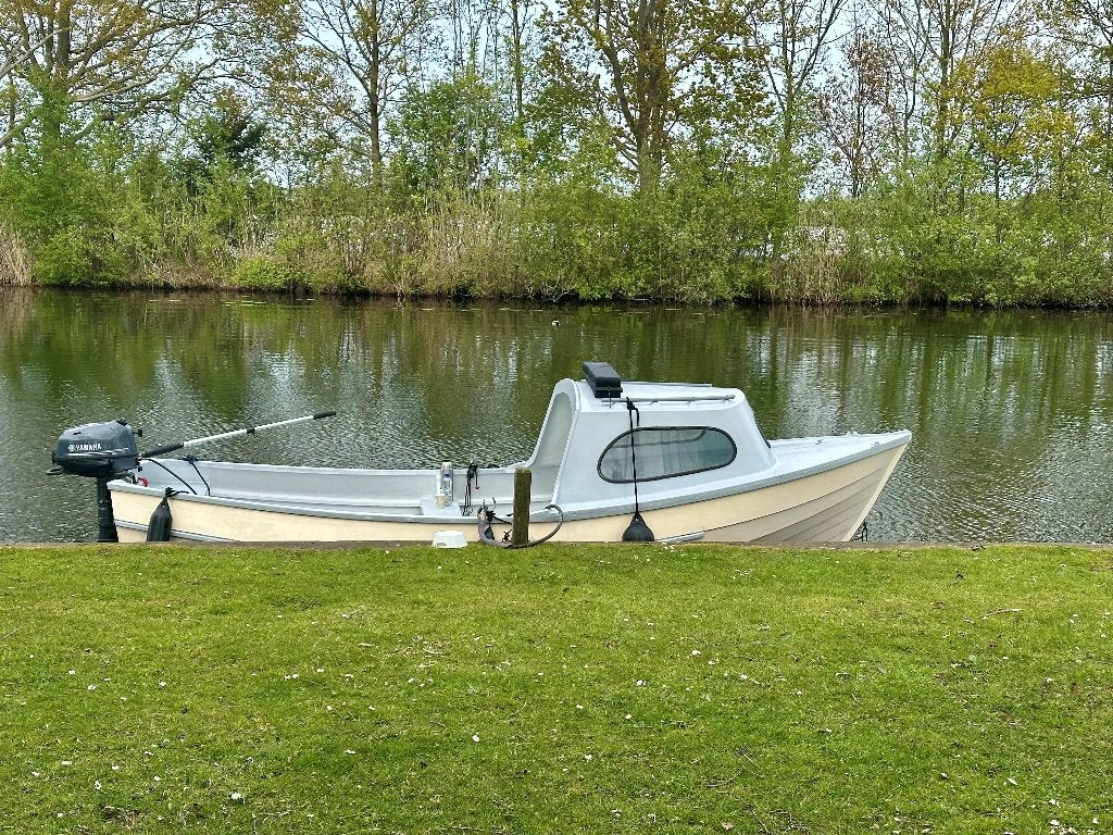 Zeewaardige vis-/recreatieboot met trailer en nieuwe motor, Overige merken, Gebruikt, Kajuitboot, 5 pk