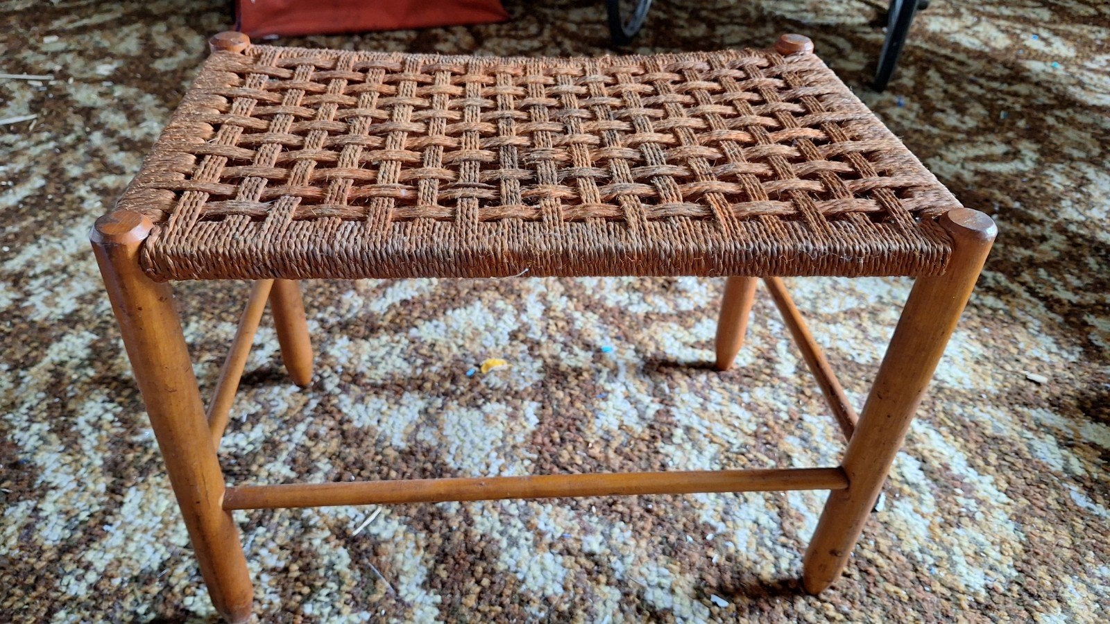 Houten krukje met gevlochten zitting. Jaren 80, Huis en Inrichting, Ophalen, Gebruikt, Bruin, Hout