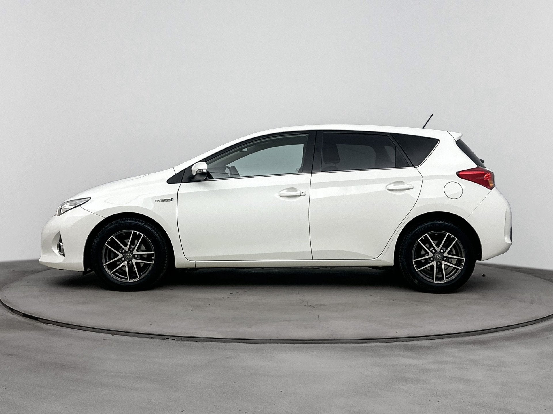 Toyota Auris 1.8 Hybrid Aspiration | Cruise Control | Parkee, Gebruikt, Zwart, 4 cilinders, Wit