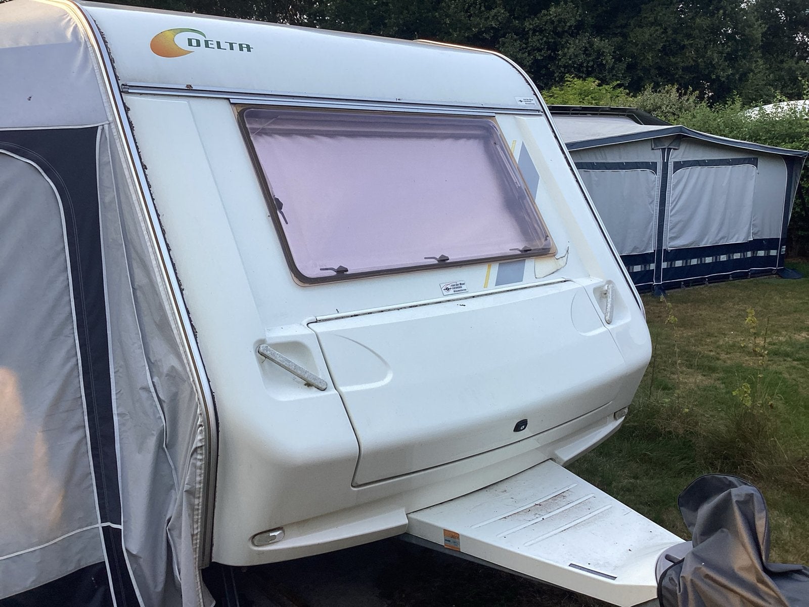Delta Summerliner 4700 EB  van 2008, met voortent en mover, Rondzit, Koelkast, Particulier, Lengtebed