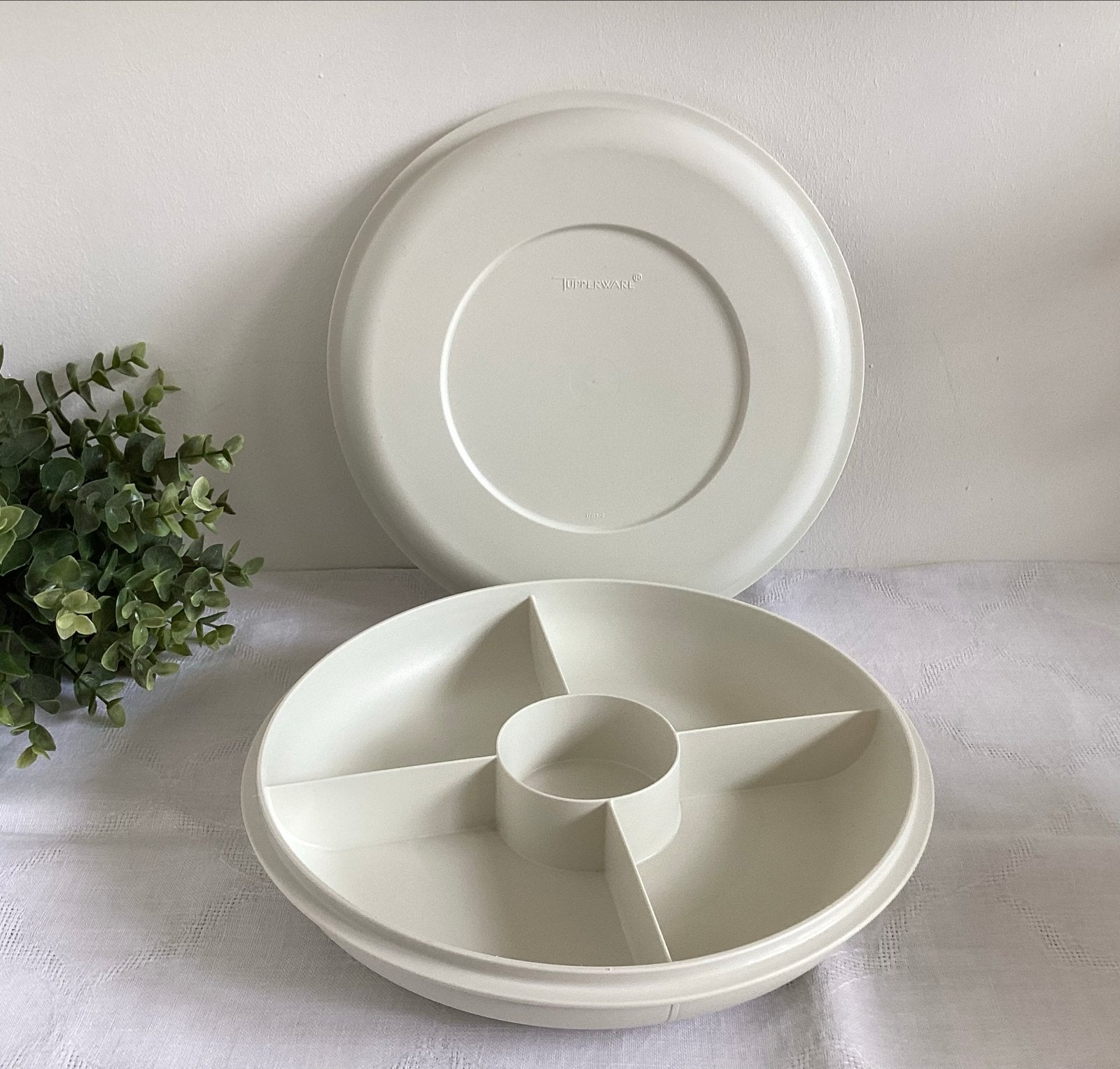 Tupperware hapjes schaal verdeelschaal + deksel en 5 vakken, Gebruikt, Schaal, Wit, Ophalen of Verzenden
