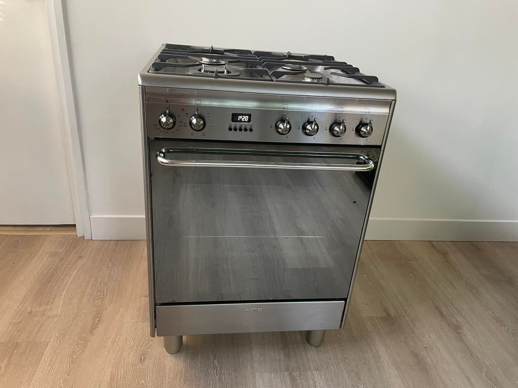 Smeg gasfornuis met electrische heteluchtoven 60 cm, Ophalen, Hete lucht, 4 kookzones, Zo goed als nieuw
