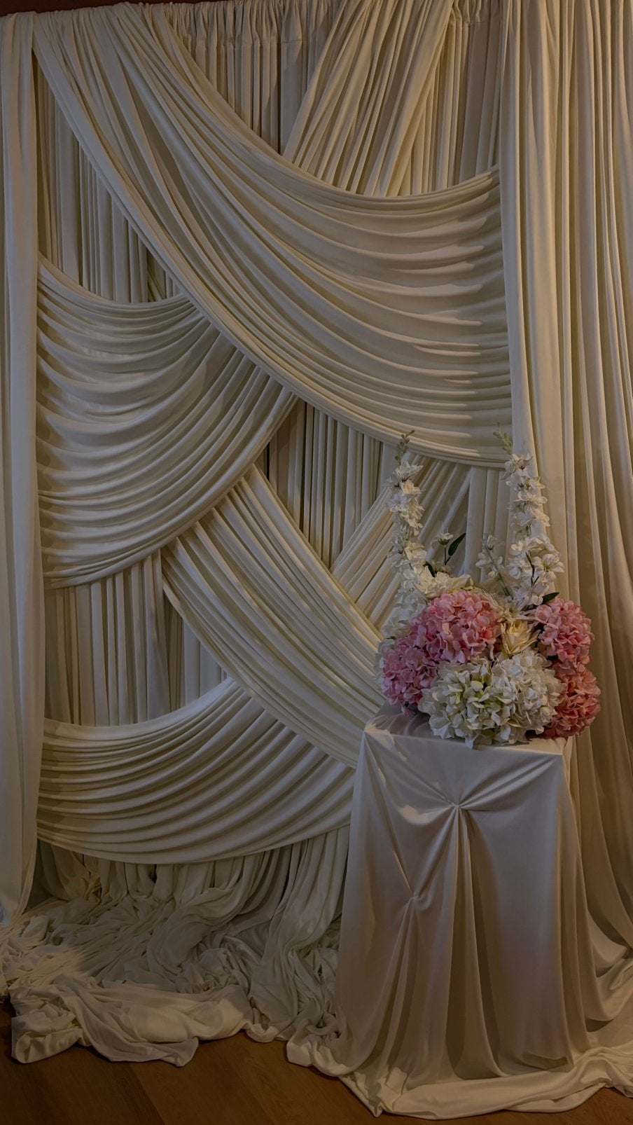 TE HUUR - Draped backdrop | Pilaren | Bloemstukken | Deco, Huis en Inrichting, Ophalen, Zo goed als nieuw