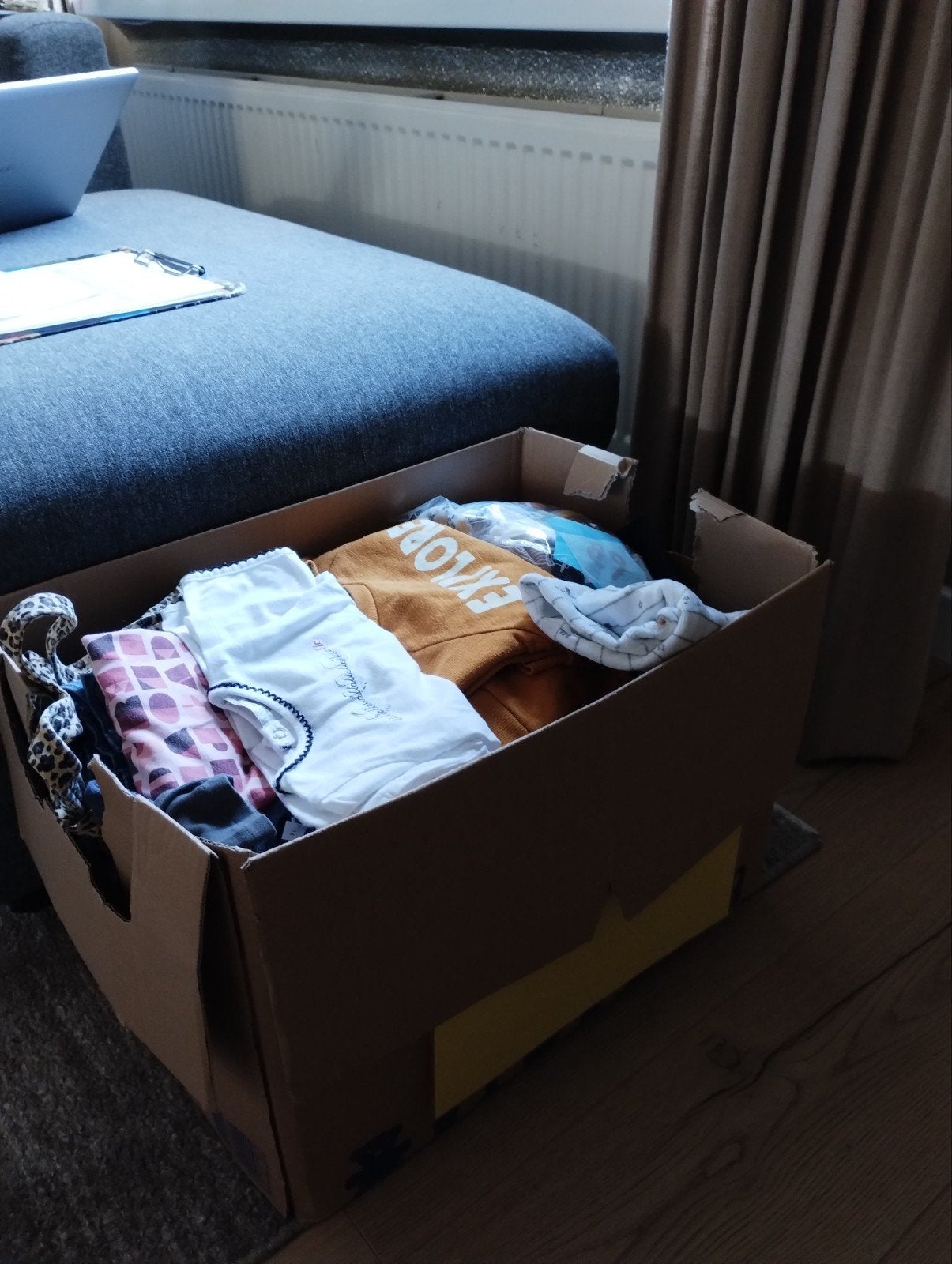 Doos met kleding, dames en kinderen. Van alles wat., Ophalen, Gebruikt