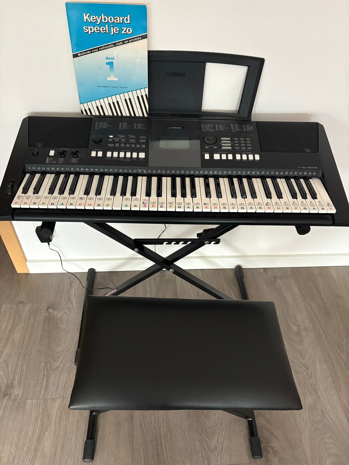 Yamaha PSR-E423 keyboard met standaard en krukje, Muziek en Instrumenten, Ophalen, 61 toetsen, Yamaha, Zo goed als nieuw