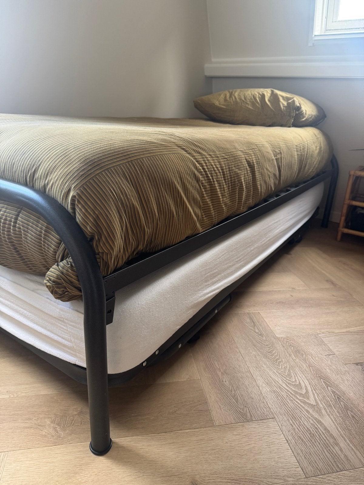 2 x eenpersoonsbed met metalen frame en matras, Ophalen, Gebruikt, 90 cm, Eenpersoons