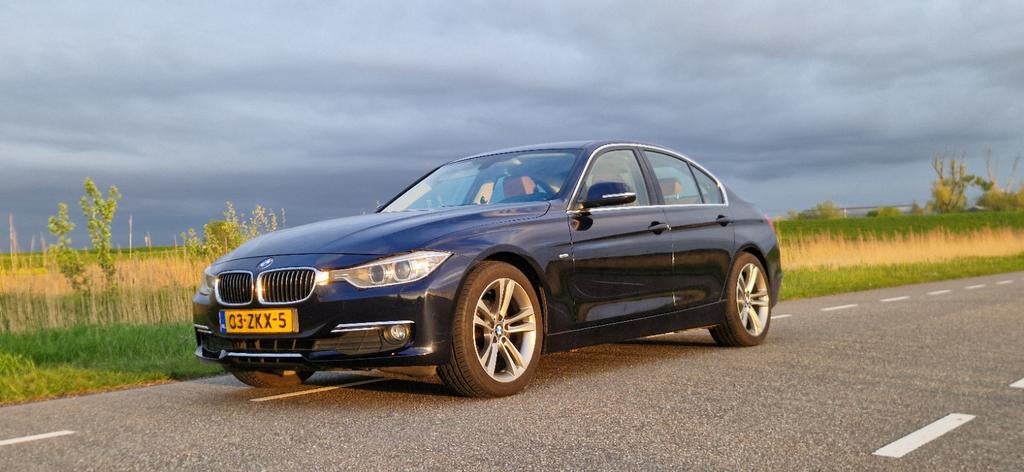 BMW 320I 125KW 2013 Blauw Luxury leder sedan, Auto's, Achterwielaandrijving, 4 cilinders, Blauw, Navigatiesysteem