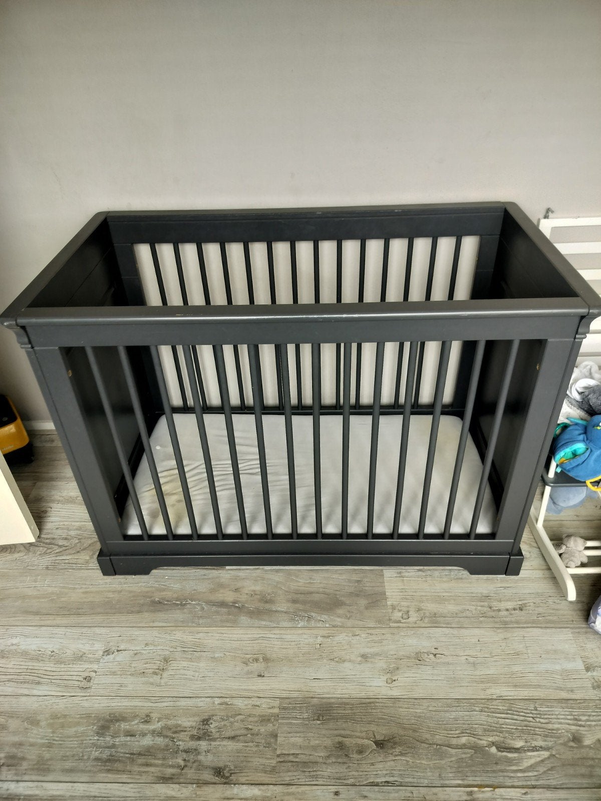 Donkergrijs ledikant met matras - 130x70x90 cm, Ophalen, Gebruikt, Ledikant