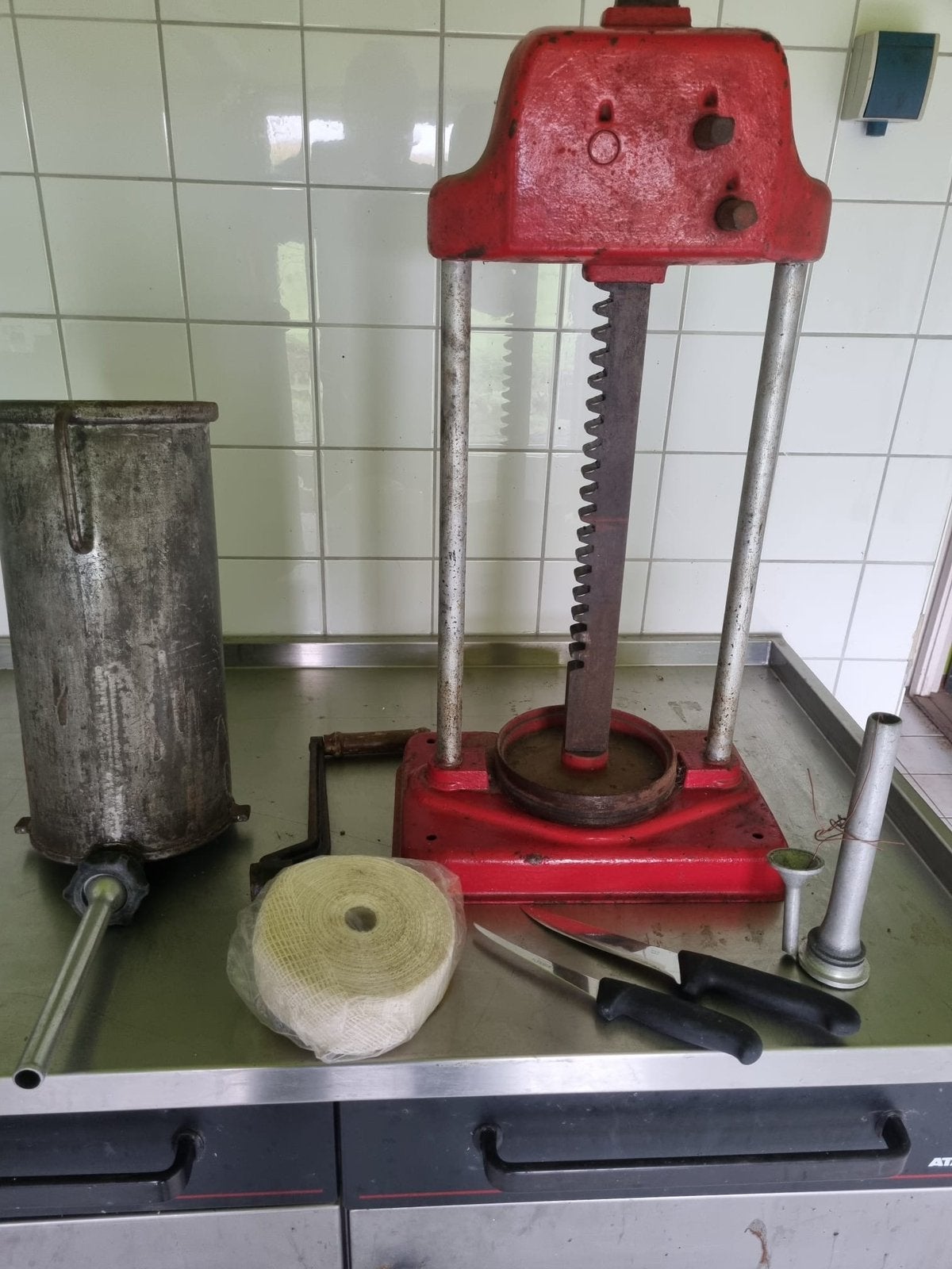 Worstenpers, gehaktmolen, haktafel en weegschaal, Ophalen, Gebruikt
