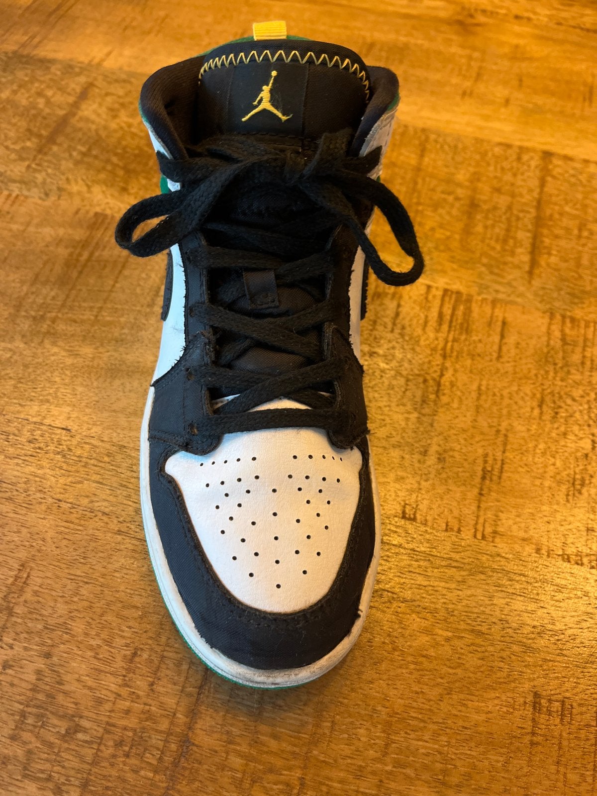 Jordan 1 Mid SE 'Siempre Familia' sneakers maat 33.5, Gebruikt, Schoenen, Ophalen of Verzenden, Jongen