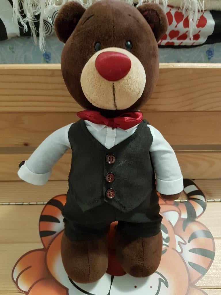 Nieuwe Bruine Beer Knuffel met Strikje en Kostuum, Overige merken, Overige karakters, Beer, Ophalen of Verzenden