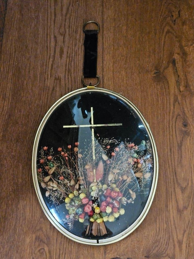 Vintage Ovale Lijst met Gedroogde Bloemen en Kruis, Antiek en Kunst, Ophalen of Verzenden