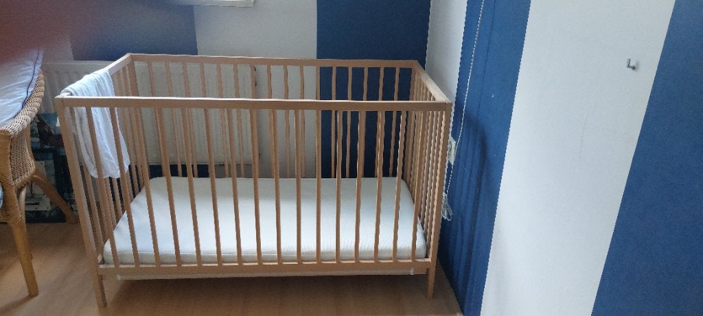 ledikant met kleine commode