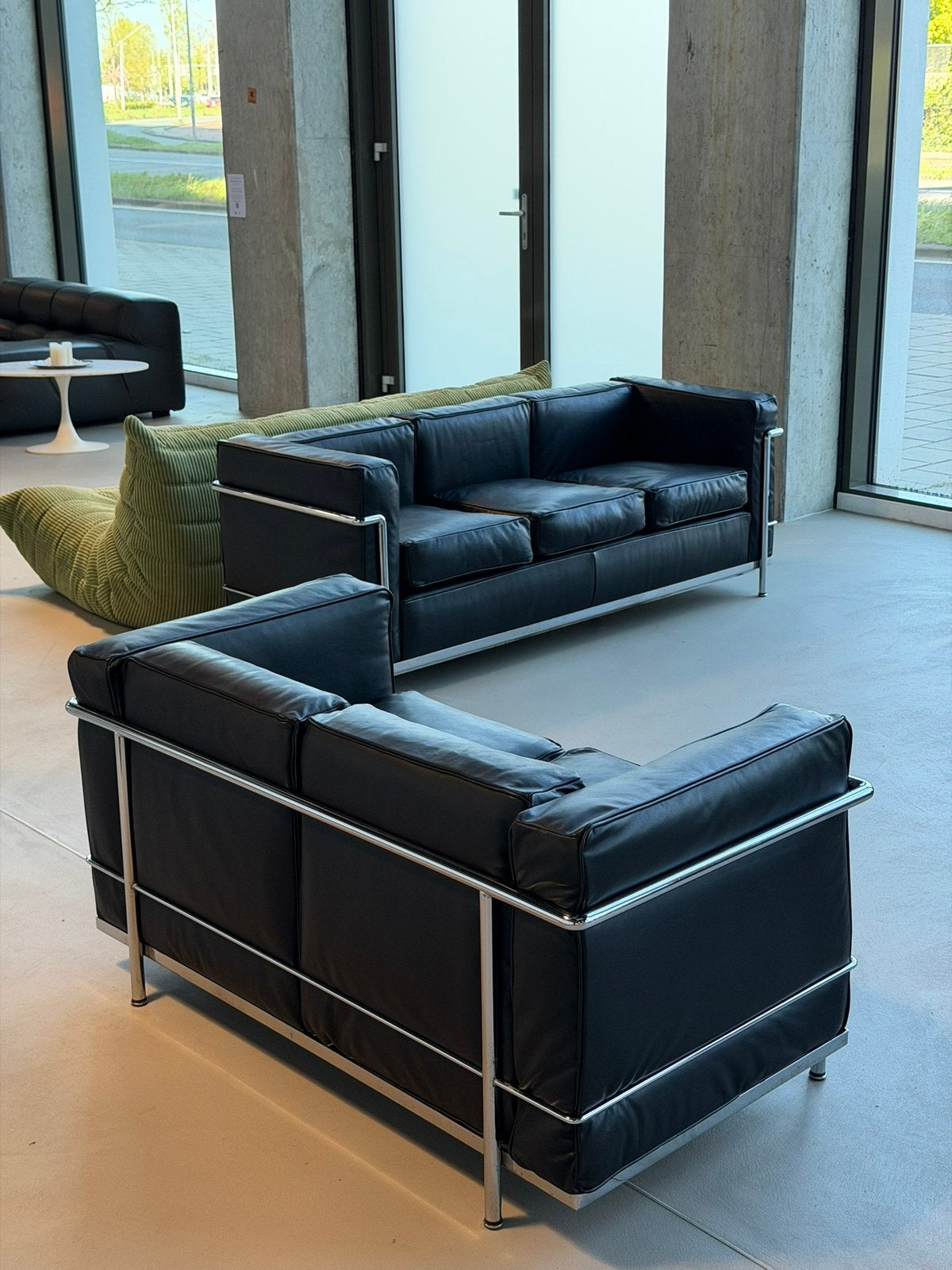 Cassina Le Corbusier LC-2 Set | Zwart leder, Driepersoons, 75 tot 100 cm, Ophalen of Verzenden, Zo goed als nieuw