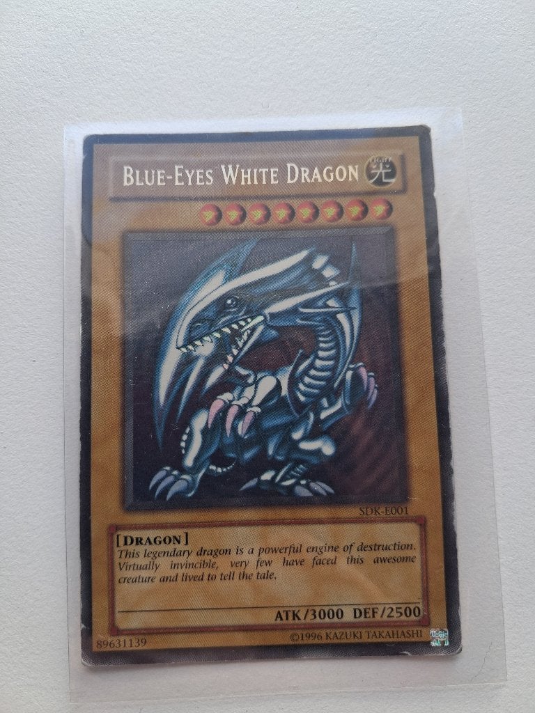 Blue-Eyes White Dragon SDK-E001 89631139, Hobby en Vrije tijd, Verzamelkaartspellen | Yu-gi-Oh!, Ophalen of Verzenden, Nieuw, Losse kaart
