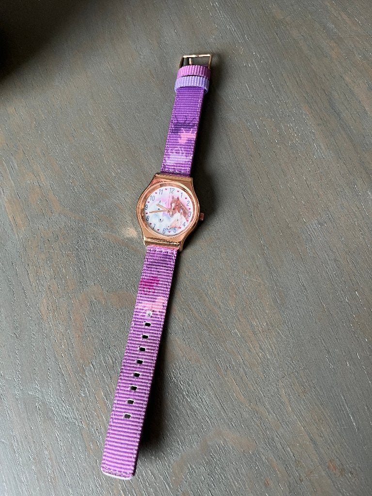 Mooi paars/lila paardenhorloge voor kinderen., Ophalen, Zo goed als nieuw, Paars, Horloge