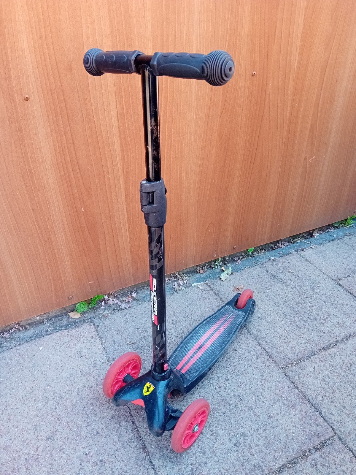 driewieler step Ferrari zwart rood met lampjes in wielen, Fietsen en Brommers, Ophalen, Gewone step