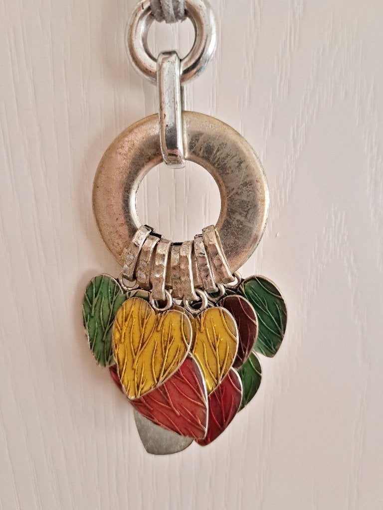 Dames lange zilveren ketting gekleurde blaadjes/hartjes, Ophalen of Verzenden, Nieuw, Overige materialen