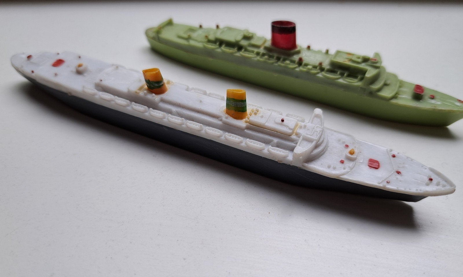 Twee scheepsmodellen Passagierschip, Hobby en Vrije tijd, Modelbouw | Boten en Schepen, Ophalen of Verzenden, Gebruikt, 1:200 of kleiner