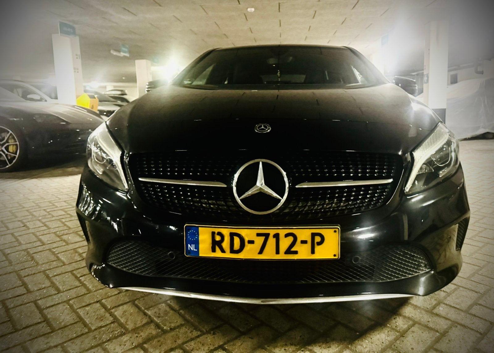 Mercedes-Benz A-Klasse A180 122pk 7G-DCT 2017 Zwart, Auto's, Mercedes-Benz, 1295 kg, 4 cilinders, 1200 kg, 19 km/l
