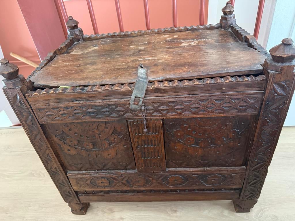Antieke houten bruidskist met houtsnijwerk, Antiek en Kunst, Verzenden