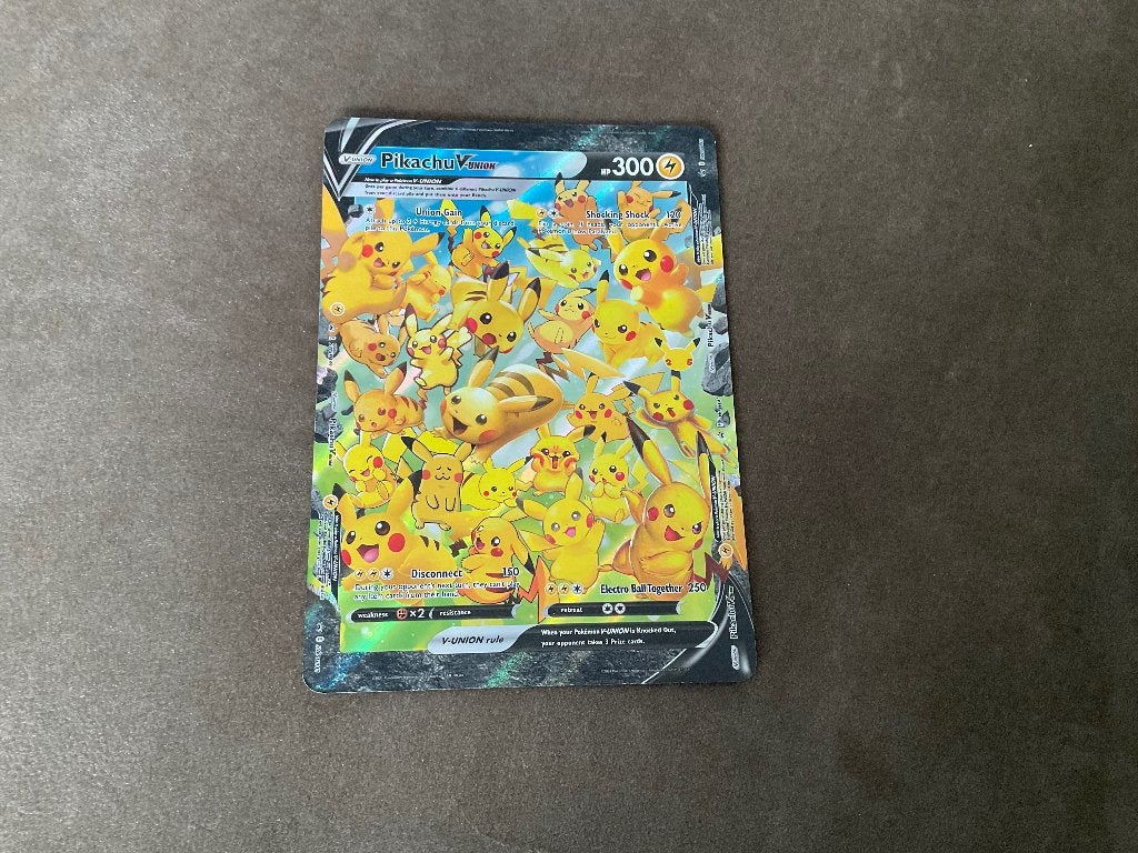 Pikachu v-union kaart groot, Verzenden, Zo goed als nieuw, Losse kaart