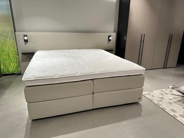 Luxe boxspring met royaal hoofdbord vlak, Ophalen, Crème, Sommelsdijkse haven 19, Info@vissermeubelen.nl