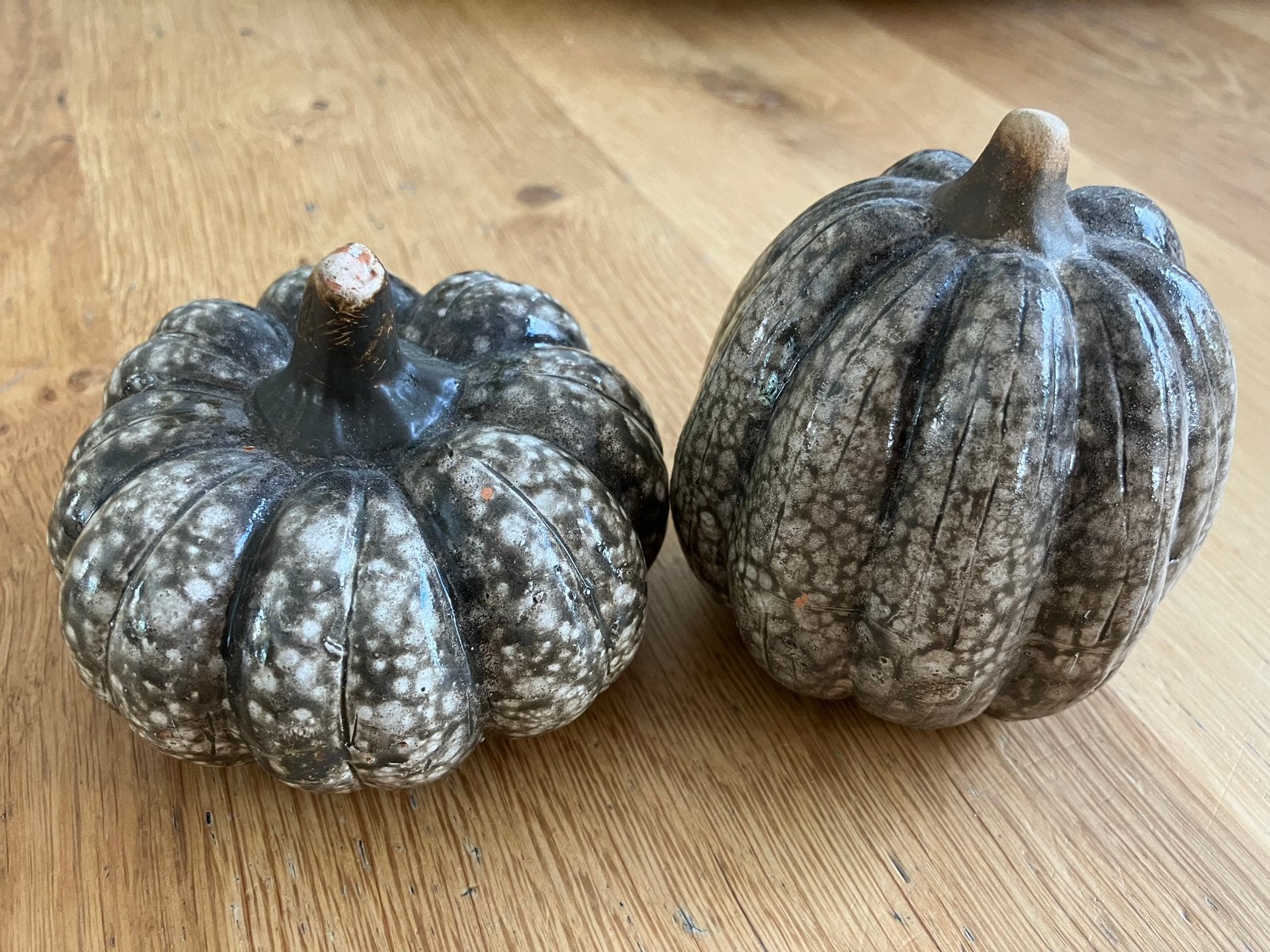 2x bruine stenen pompoenen/herfst decoratie, Ophalen of Verzenden, Bruin, Steen/keramiek, Landelijk