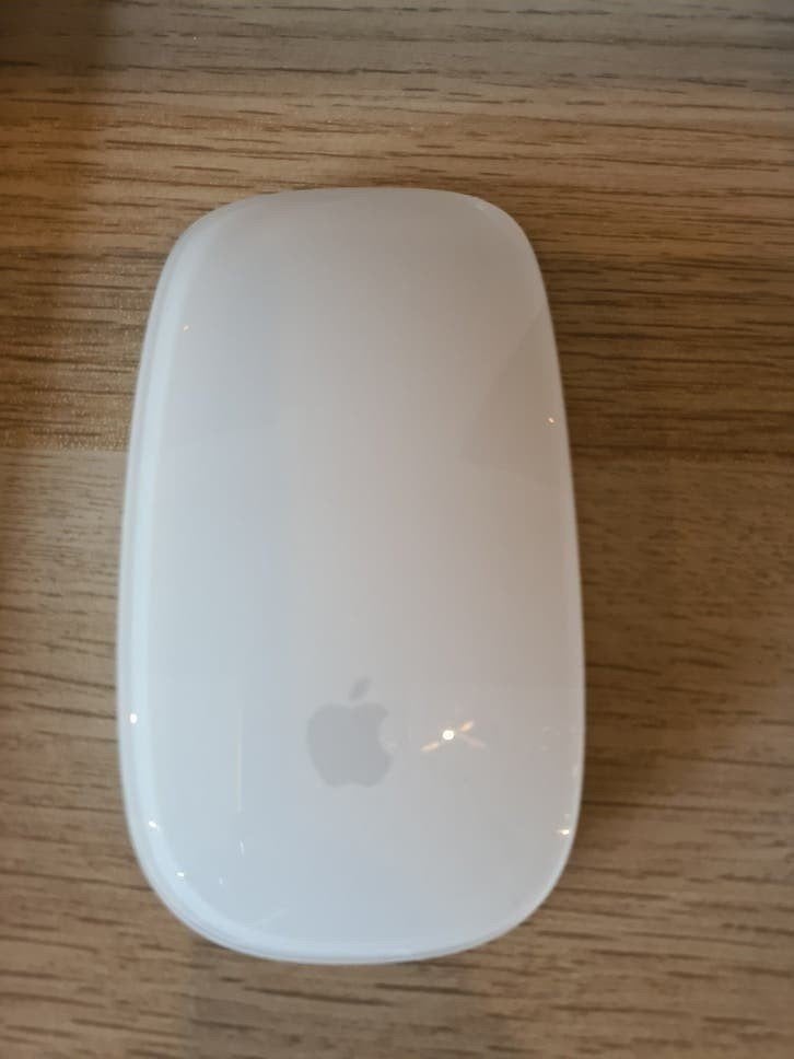 Apple Magic Mouse A3204 ZGAN - Draadloze Muis, Computers en Software, Muizen, Muis, Ophalen of Verzenden, Zo goed als nieuw, Draadloos