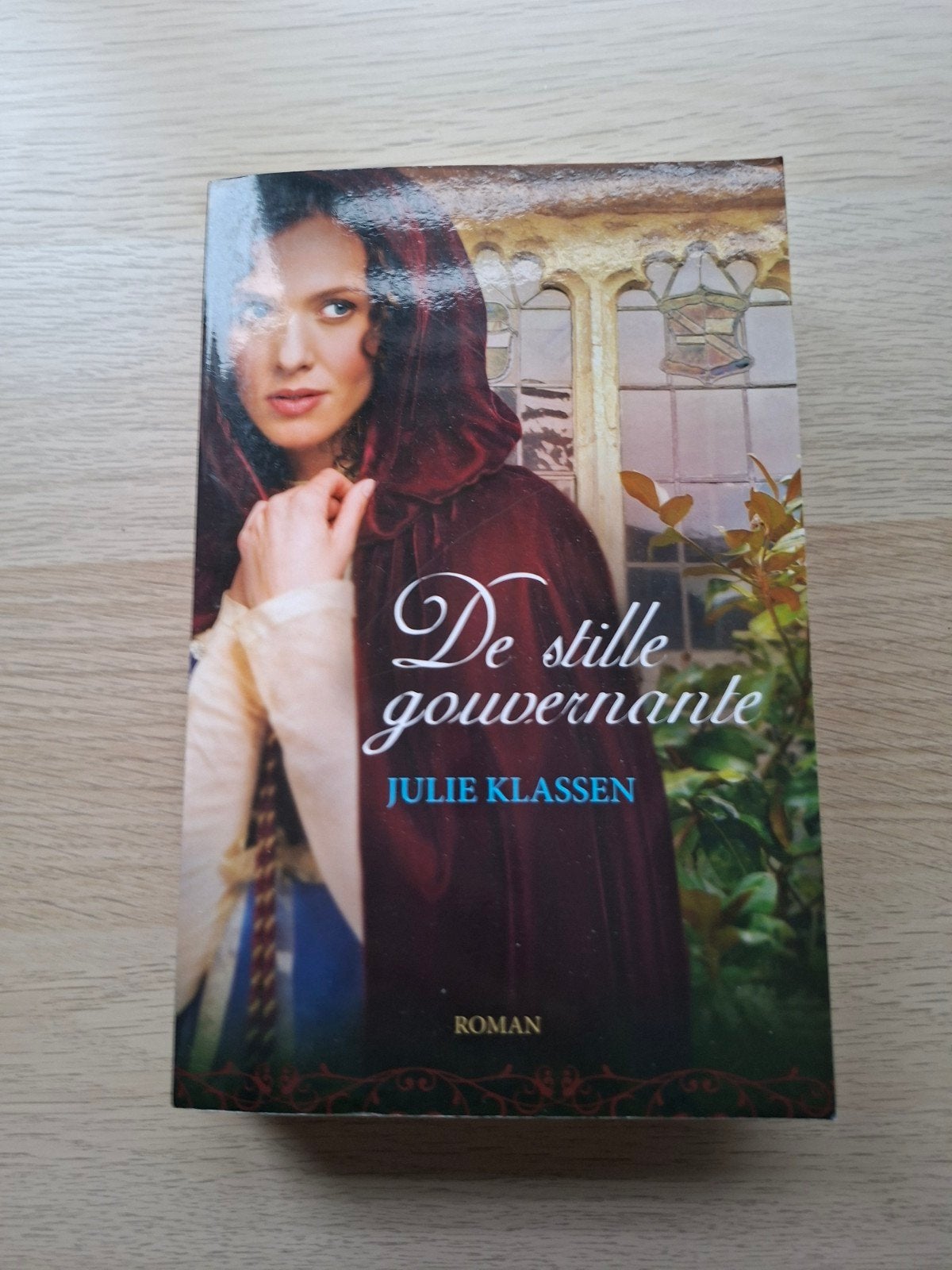 De stille gouvernante van Julie Klassen, Boeken, Ophalen of Verzenden, Gelezen