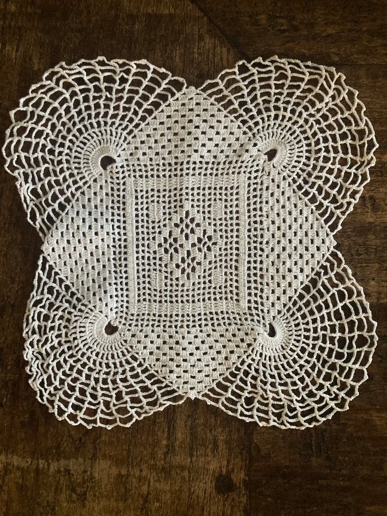 Brocante/vintage, gehaakt, wit katoenen kleedje, Antiek en Kunst, Ophalen of Verzenden