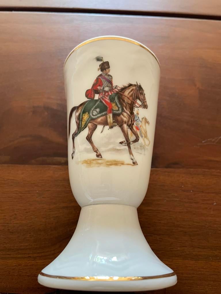 Limoges France, napoleontische ruiter op beker met voet, Ophalen of Verzenden, Zo goed als nieuw, Porselein, Kop en/of schotel