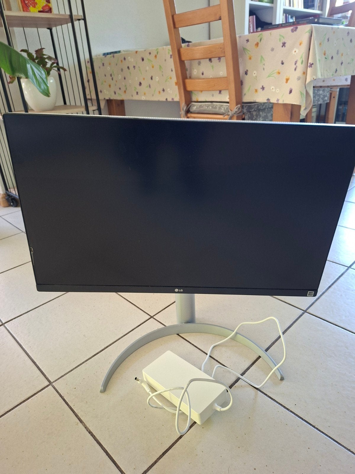Defecte LG 27" monitor (27UP85NP-W) met gebroken scherm, Computers en Software, Monitoren, LG Electronics, LG Electronics Inc., LG Twin Towers, 128 Yeoui-daero, Yeongdeungpo-gu, Seoul, Republic of Korea