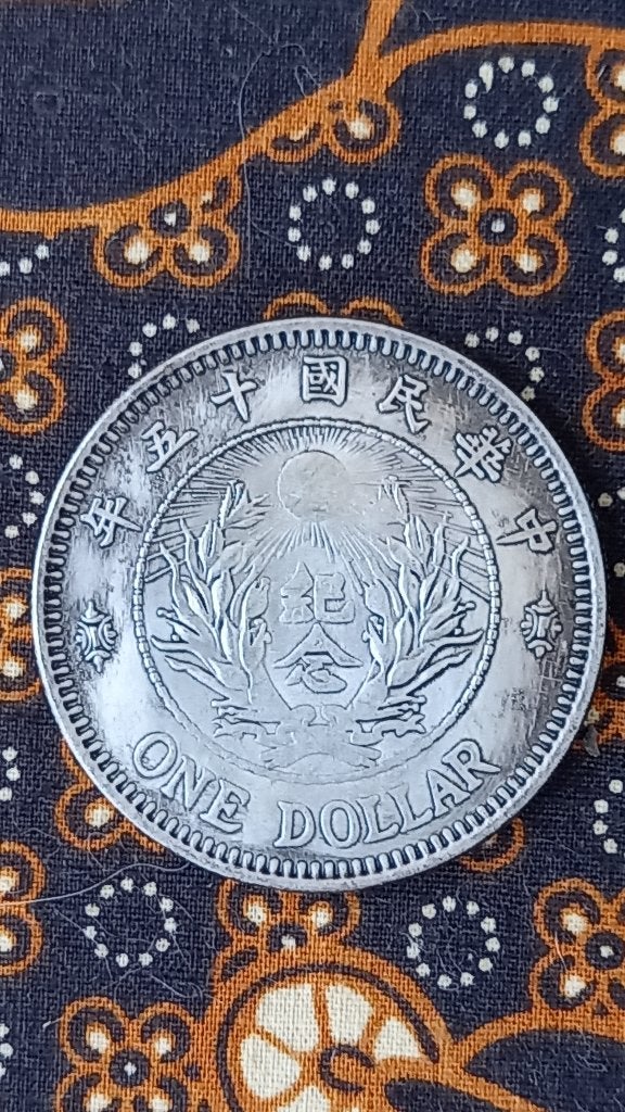 Mooie oude Chinese One Dollar munt met portret 4,4 cm., Antiek en Kunst, Zilver, China, Ophalen of Verzenden, Brons