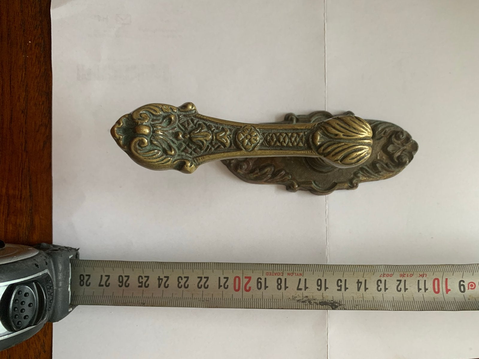Antieke bronzen deurklink met sierlijke details, Ophalen