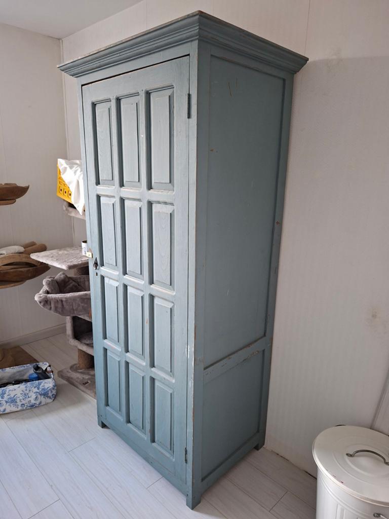 Brocante kledingkast, Ophalen