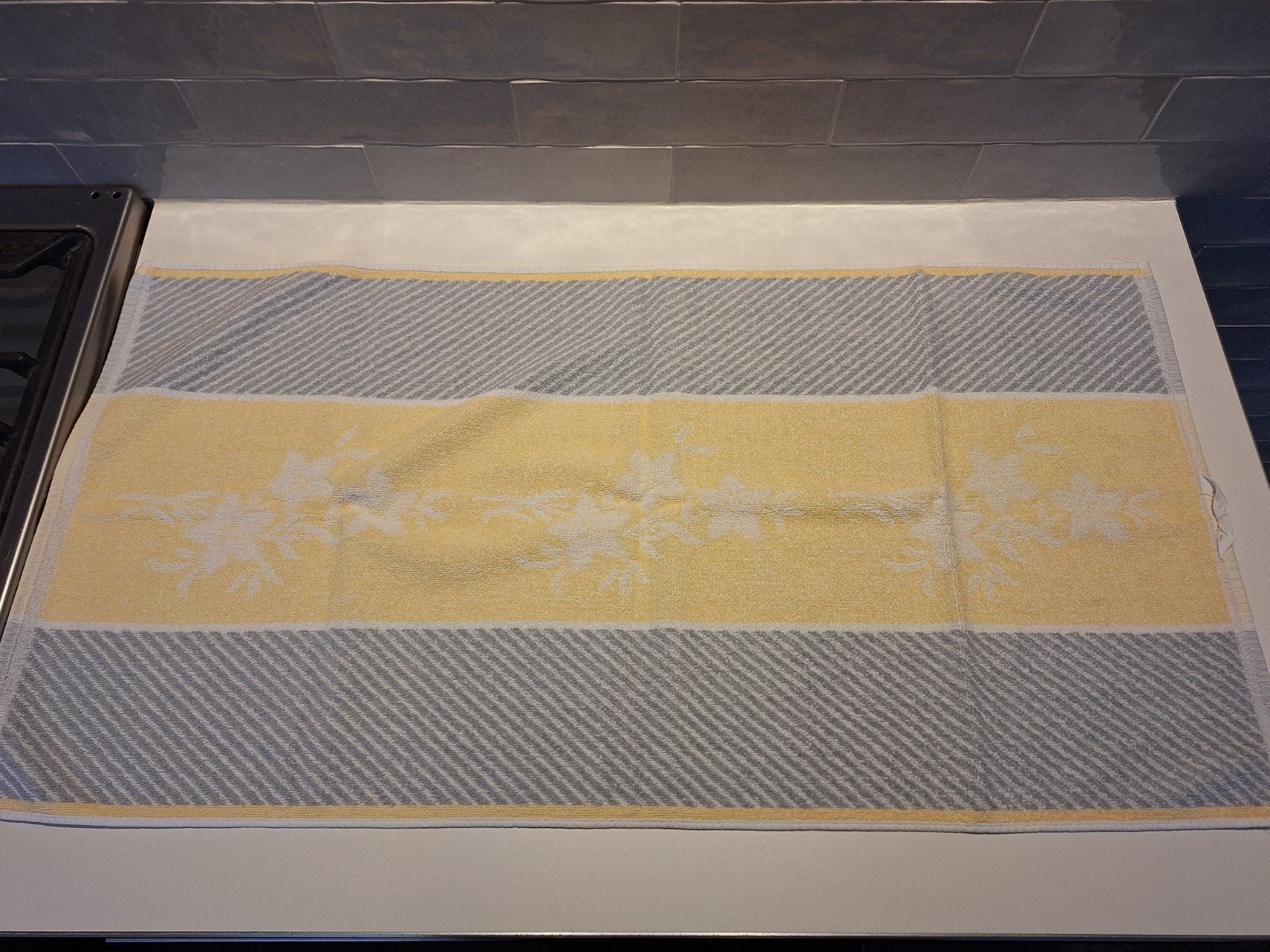 Vintage handdoek. Geel / wit / grijs., Huis en Inrichting, Ophalen of Verzenden, Zo goed als nieuw, Handdoek