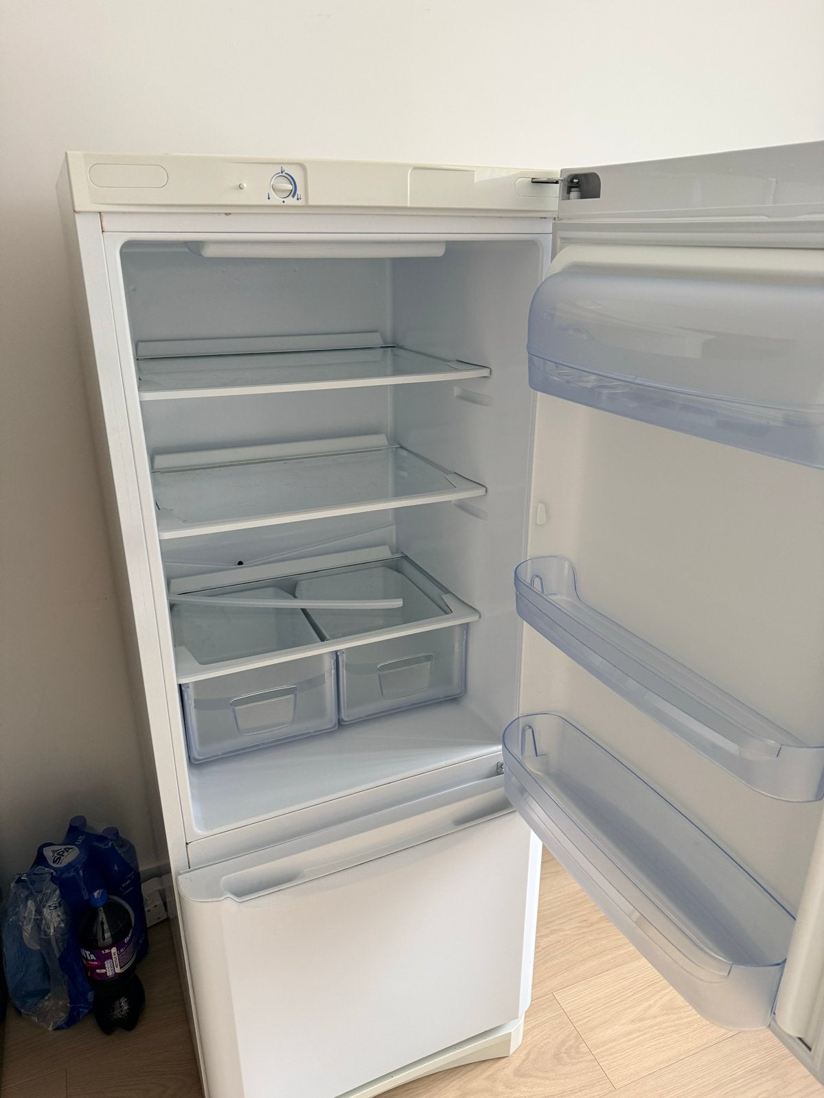 Indesit Koelkast met vriezer - Energieklasse A, Witgoed en Apparatuur, Koelkasten en IJskasten, Ophalen, Gebruikt, 200 liter of meer