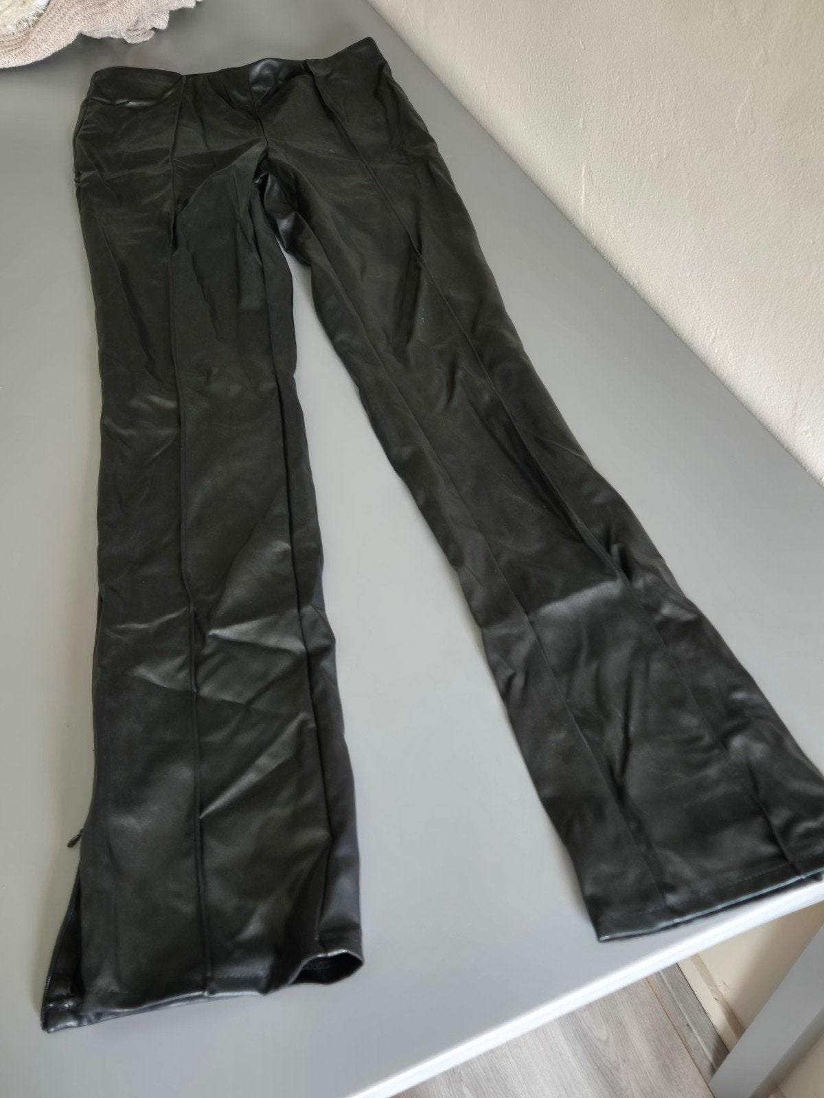 Dames zwarte leren broek - H&M Divided, Zwart, H&M Divided, Ophalen of Verzenden, Zo goed als nieuw