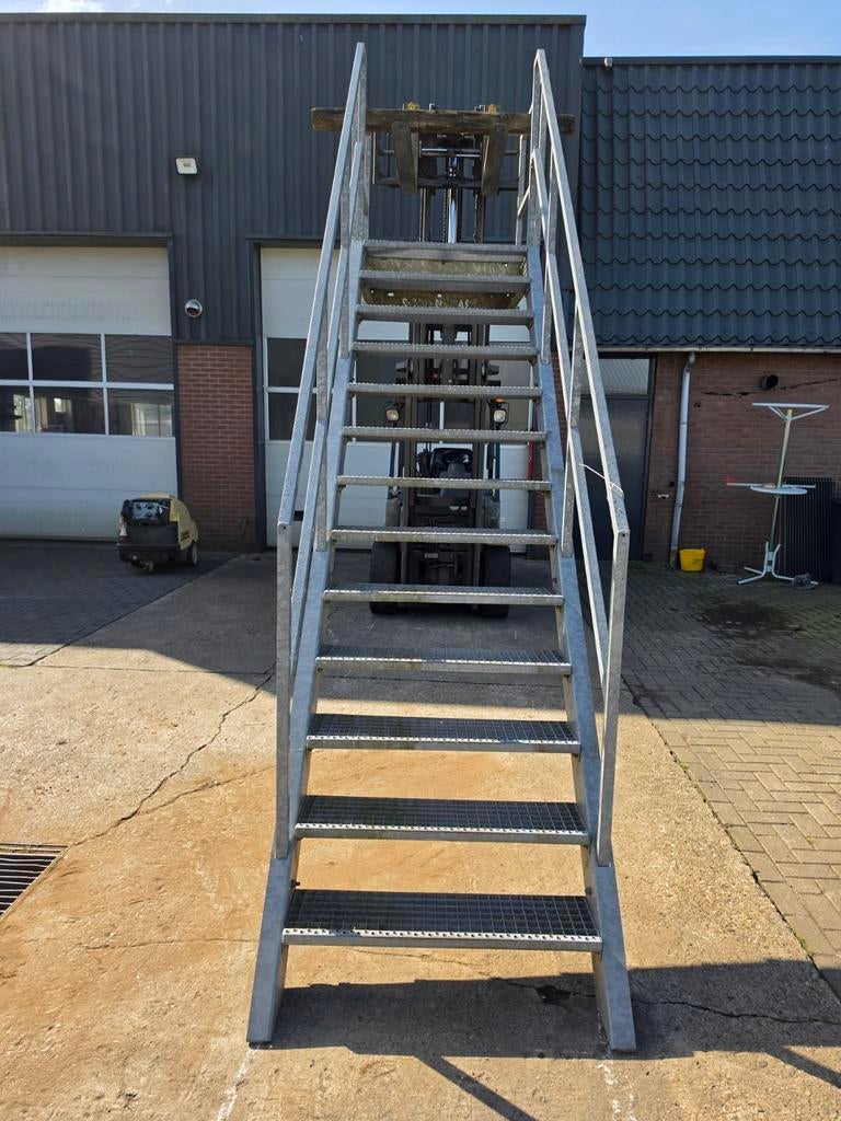 Stalen trap met bordes gegalv. Hoog 2,65 mtr. Nor079, Ophalen, 2 tot 4 meter